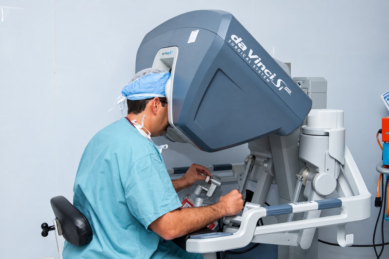 Médico operando la consola de cirugía robótica da Vinci